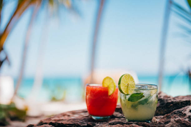 summer beach drinks with a blurred background - margarita cocktail beach fruit imagens e fotografias de stock