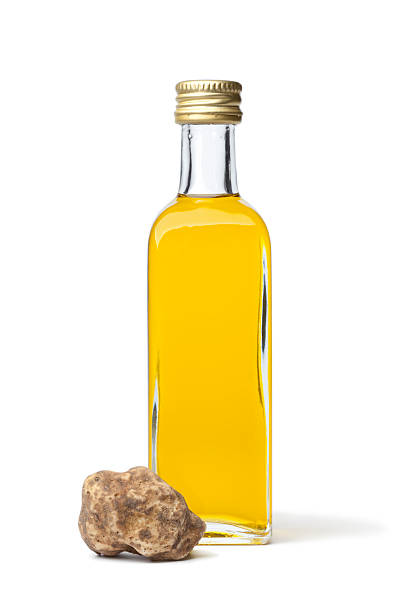 botella de aceite de oliva con trufa blanca - trufa balnca fotografías e imágenes de stock