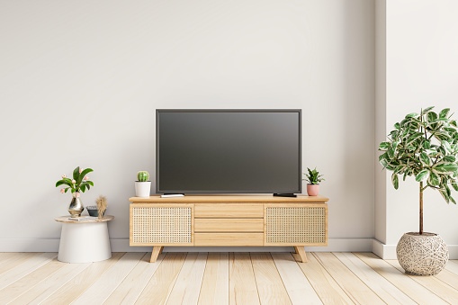 Interior moderno con TV y gabinete sobre fondo de pared de color blanco. photo