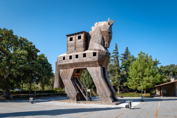 réplica do cavalo de tróia no sítio arqueológico de tróia em canakkale, turquia - çanakkale city - fotografias e filmes do acervo