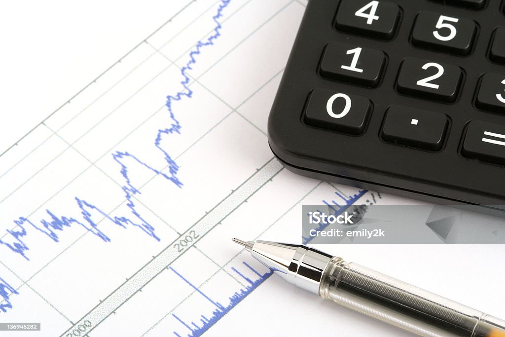 Bolígrafo y calculadora en imprimir Gráfico de stock - Foto de stock de Actividades bancarias libre de derechos