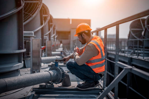 ingénieur de l’industrie sous vérification du climatiseur de la tour de refroidissement de l’industrie est refroidisseur d’air tour de refroidissement de l’eau cvc de grand bâtiment industriel pour contrôler le système d’air. - maintenance engineer photos et images de collection