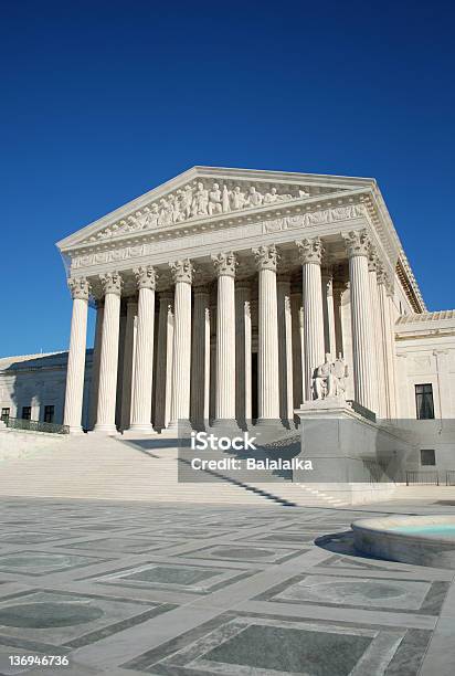 Supremo Tribunal Dos Estados Unidos - Fotografias de stock e mais imagens de Azul - Azul, Coluna arquitetónica, Céu