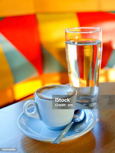 Un Capuchino Foto de stock y más banco de imágenes de Agua - Agua, Agua potable, Bebida