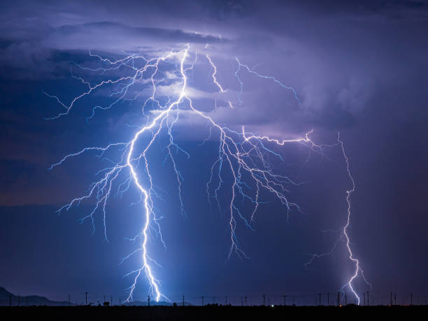 grand éclair ramifié en arizona - thunderstorm lightning storm monsoon photos et images de collection