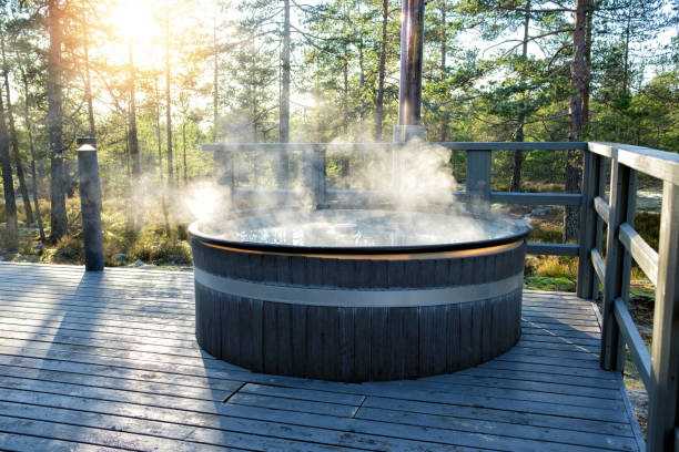 modern big barrel outdoor hot tub in the middle of forest - banho terapêutico imagens e fotografias de stock