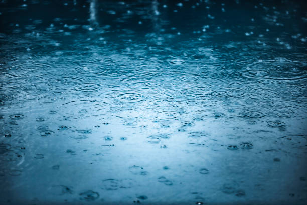 Rain fall on water background Rain drops on water dramatic background flood stock pictures, royalty-free photos & images
