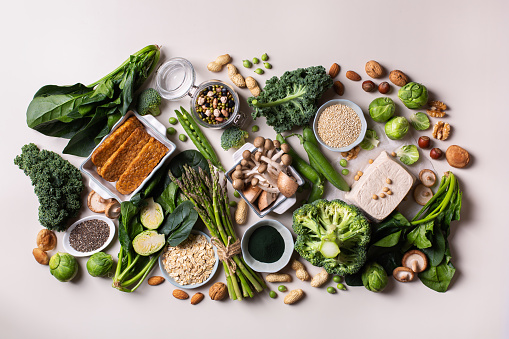 Variedad de alimentos veganos de proteínas a base de plantas photo