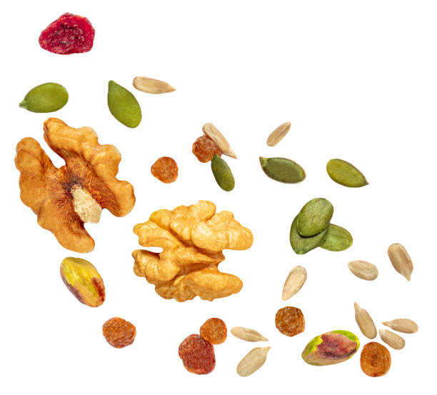 떨어지는 견과류, 씨앗과 흰색 배경에 고립 된 말린 과일. 플랫 레이"n - peanut nut snack isolated 뉴스 사진 이미지