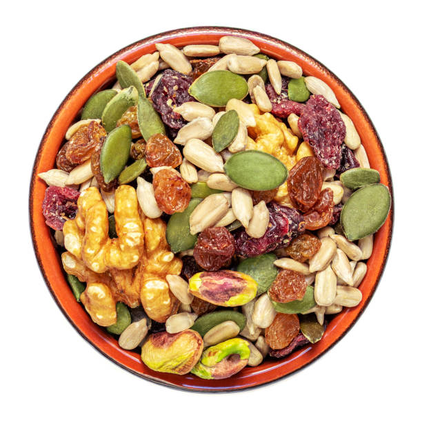 흰색 배경에 고립 된 그릇에 견과류, 씨앗 및 말린 과일. 플랫 레이. 위쪽 보기 - granola cereal breakfast stack 뉴스 사진 이미지