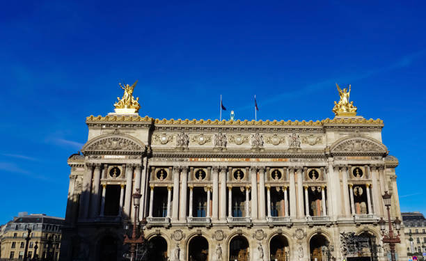 détails architecturaux de l’opéra national de paris. grand operaest célèbre bâtiment néo-baroque à paris, france - site du patrimoine mondial de l’unesco. - neo baroque photos et images de collection