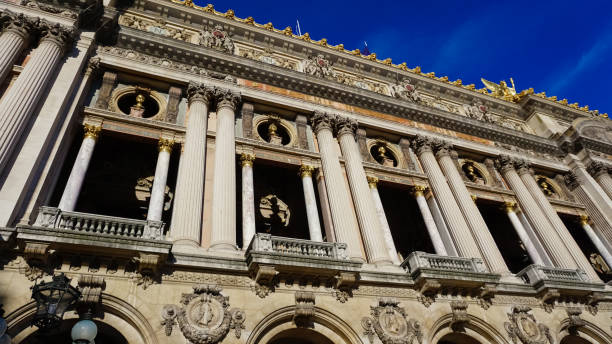 détails architecturaux de l’opéra national de paris. grand operaest célèbre bâtiment néo-baroque à paris, france - site du patrimoine mondial de l’unesco. - neo baroque photos et images de collection