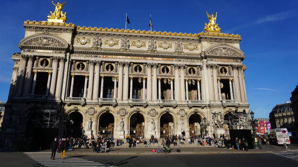 détails architecturaux de l’opéra national de paris. grand operaest célèbre bâtiment néo-baroque à paris, france - site du patrimoine mondial de l’unesco. - neo baroque photos et images de collection