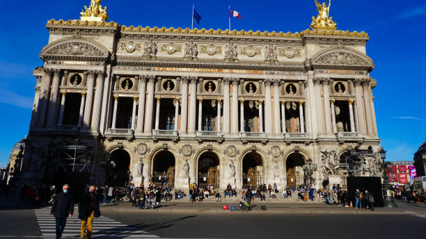 détails architecturaux de l’opéra national de paris. grand operaest célèbre bâtiment néo-baroque à paris, france - site du patrimoine mondial de l’unesco. - neo baroque photos et images de collection