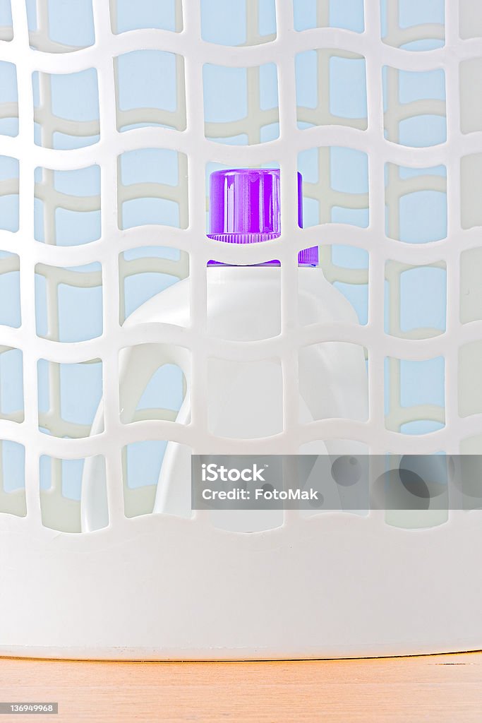 Detergente em uma cesta de plástico - Foto de stock de Amaciador de roupa royalty-free