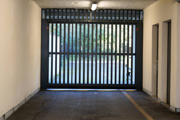 bâtiment moderne en aluminium maison portail gris portail de banlieue maison - garden fence audio photos et images de collection