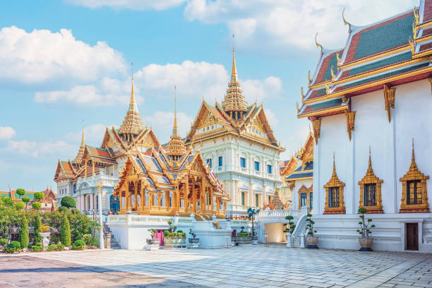 gran palacio en la ciudad de bangkok, tailandia - reclining buddha fotografías e imágenes de stock