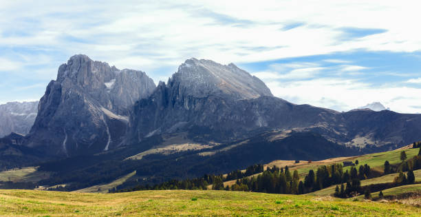 セイザーアルム高原のラングールグループ山脈のサッソルゴ山岳地帯の眺め - sassopiatto ストックフォトと画像