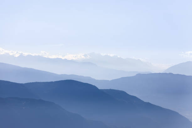 ドロミテ山脈の早朝のかすみ - mountain valley european alps shade ストックフォトと画像