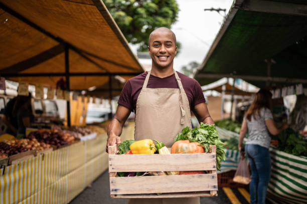 portret sprzedawcy na targu ulicznym - organic farmers market market vegetable zdjęcia i obrazy z banku zdjęć