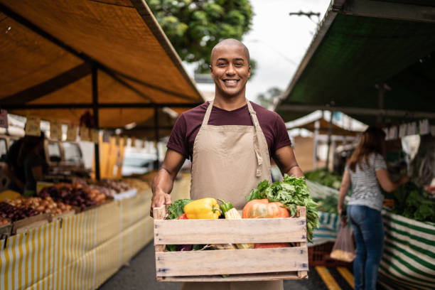 retrato de um vendedor em um mercado de rua - organic farmers market market vegetable - fotografias e filmes do acervo