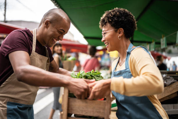 거리 시장에서 상자를 들고 있는 동료 - farmers market 뉴스 사진 ��이미지