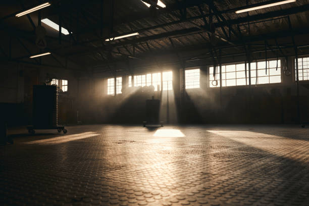 plan d’une poussée de traîneau dans un gymnase vide - health club photos et images de collection