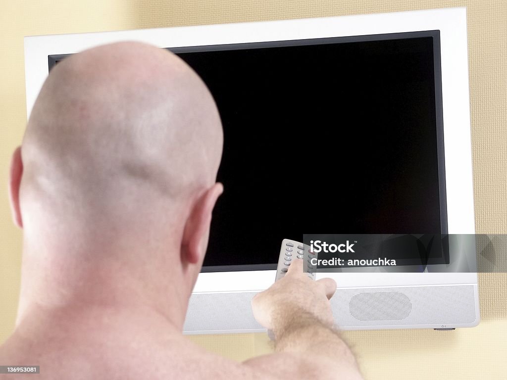 bald homem assistindo TV com controle remoto - Foto de stock de 35-39 Anos royalty-free