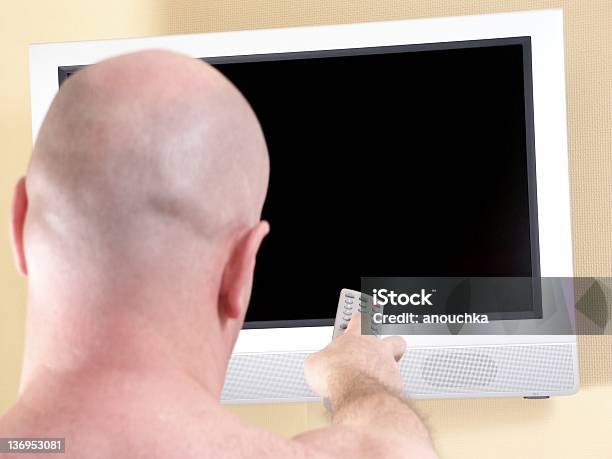 Foto de Bald Homem Assistindo Tv Com Controle Remoto e mais fotos de stock de 35-39 Anos - 35-39 Anos, 40-49 anos, Adulto