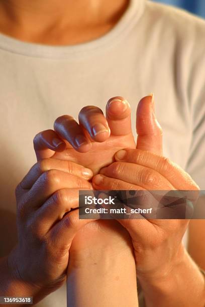 Massagem Nas Mãos - Fotografias de stock e mais imagens de Massagem nas Mãos - Massagem nas Mãos, Reflexologia, Adulto