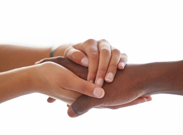 ujęcie nierozpoznawalnego mężczyzny i kobiety trzymających się za ręce na jasnym tle - holding hands human hand holding multi ethnic group zdjęcia i obrazy z banku zdjęć