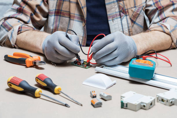 electricista reparando luces en escritorio. técnico de uso multimetro. - multimeter fotografías e imágenes de stock