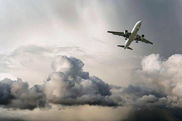aereo jet atterrando in tempesta - occhio del ciclone foto e immagini stock