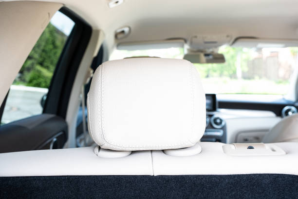 Appuie-tête dans une voiture confortable de luxe moderne avec le cuir perforé beige - Photo