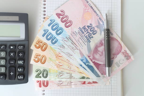 turkish lira with a calculator and a pen - türk lirası stok fotoğraflar ve resimler