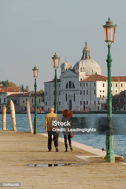 Venetian Promenade2 - Fotografias de stock e mais imagens de Andar - Andar, Beira d'Água, Bolsa de mão