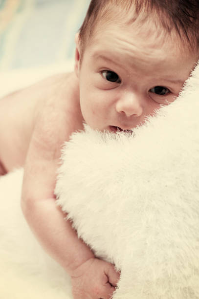 новорожденный малыш в первую неделю жизни - hands and feet flash стоковые фото и изображения