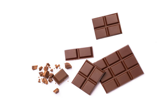 milchschokoladenriegel mit auf weiß isolierten stücken - vollmilchschokolade stock-fotos und bilder