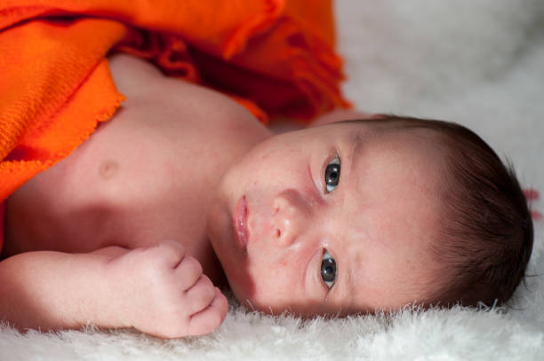 новорожденный малыш в первую неделю жизни - hands and feet flash стоковые фото и изображения