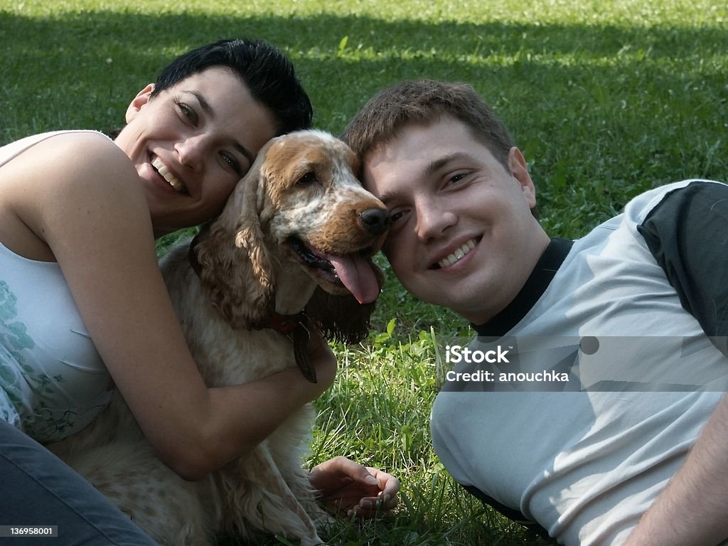 Glückliches Paar & Hund - Lizenzfrei Aktivitäten und Sport Stock-Foto