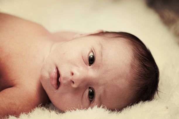 彼の人生の�最初の週に生まれたばかりの赤ちゃん - hands and feet flash ストックフォトと画像