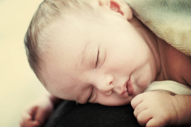 彼の人生の最初の週に生まれたばかりの赤ちゃん - hands and feet flash ストックフォトと画像
