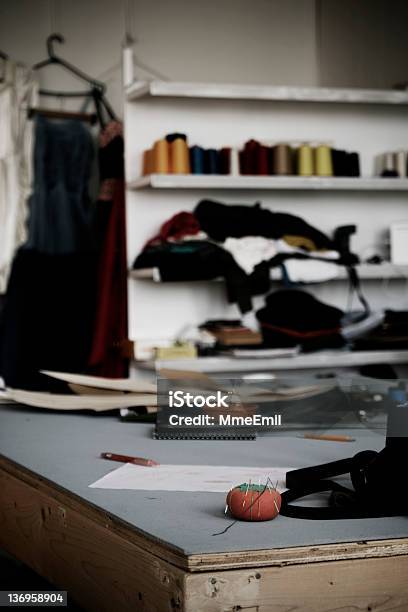 Fashion Designer Studio - Fotografie stock e altre immagini di Articoli di merceria - Articoli di merceria, Banco di lavoro, Bobina - Oggetto creato dall'uomo