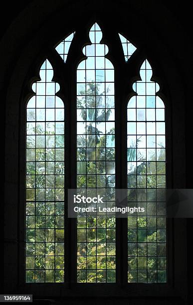 Chiesa Finestra Con Albero Distorta - Fotografie stock e altre immagini di Finestra - Finestra, Immagine distorta, Vetro