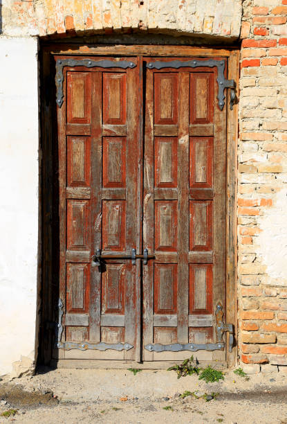 istock old vintage door 1369594710