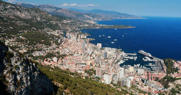 vista aérea del puerto hércules del principado mónaco en el día soleado, montecarlo, punto de vista en la turbie, megayates, muchos barcos, línea de cruceros - realeza de mónaco fotografías e imágenes de stock