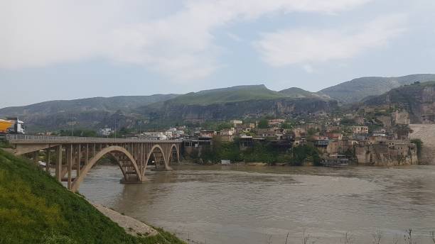 hasankeyf et la ville inondée en turquie - hasankeyf photos et images de collection