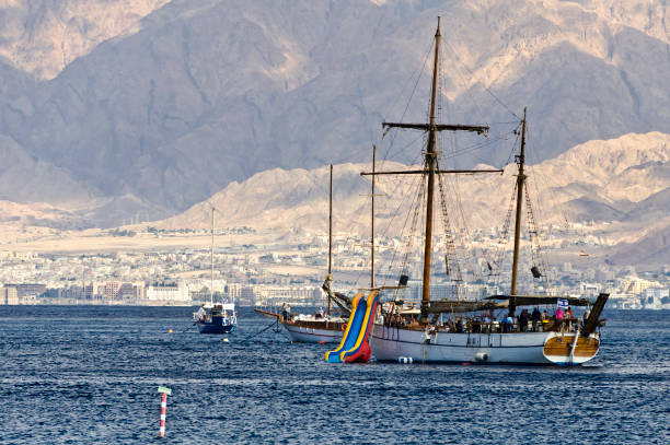 pleasure sailboat near coral reefs of the red sea - gulf of aqaba imagens e fotografias de stock