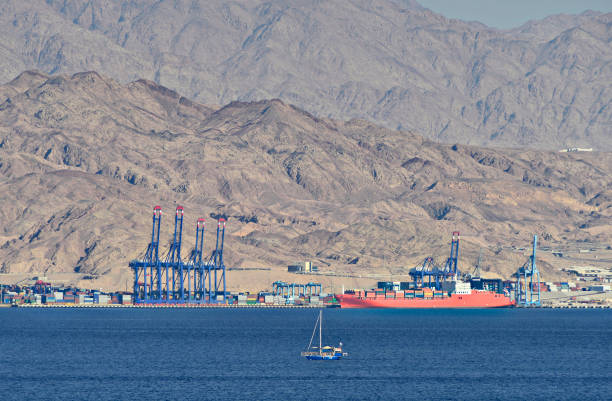 cargo ships and port cranes in the red sea - gulf of aqaba imagens e fotografias de stock