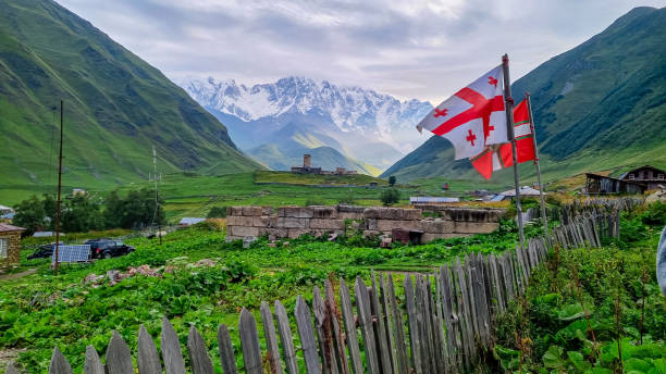 ushguli - erstaunliche aussicht auf den shkhara peak im großen kaukasus in georgien. ushguli - svaneti stock-fotos und bilder